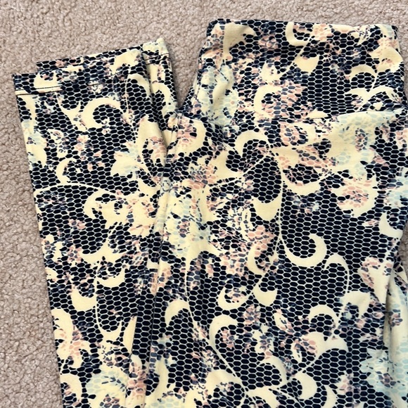 LuLaRoe floral print leggings - Picture 3 of 3
